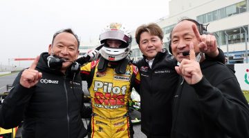 フレデリックとB-MAX RACING TEAMのメンバー