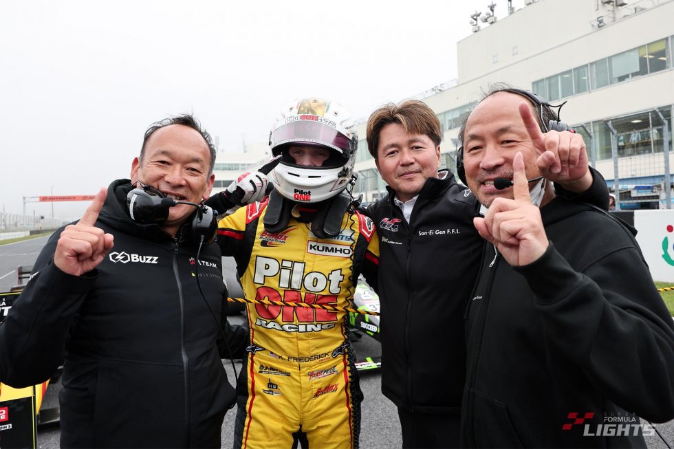 フレデリックとB-MAX RACING TEAMのメンバー