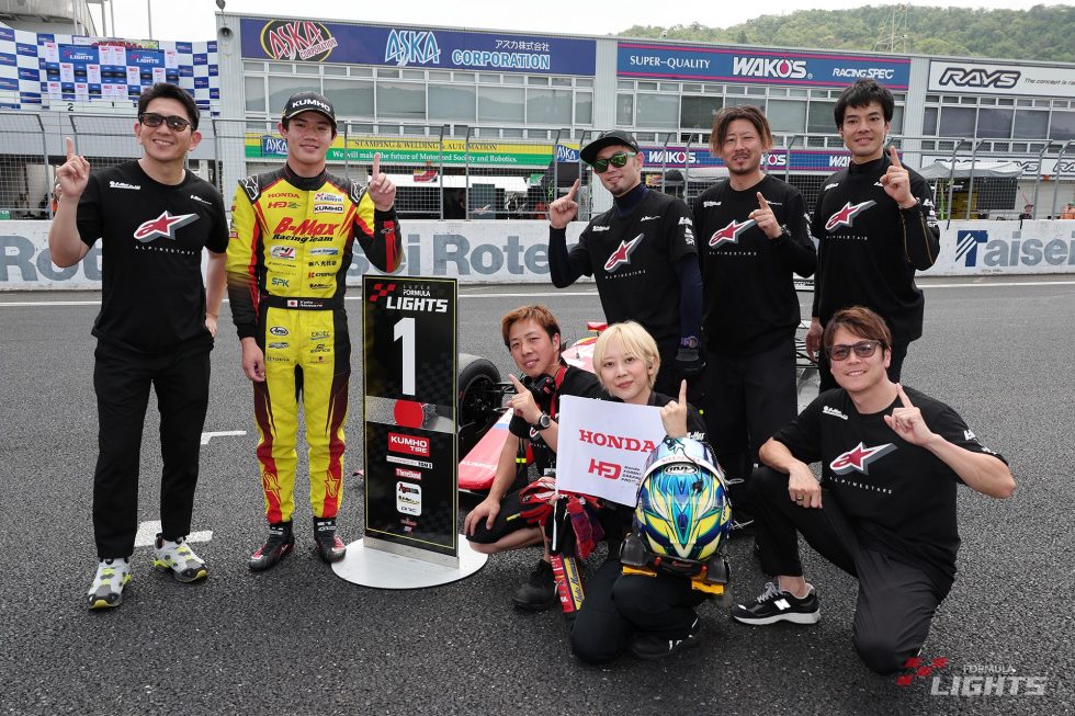 野村勇斗とチームメンバー