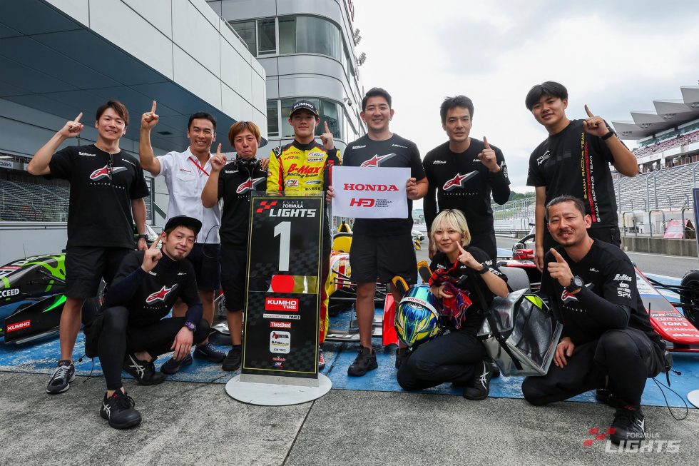 チャンピオンを喜ぶB-MAX RACING TEAM