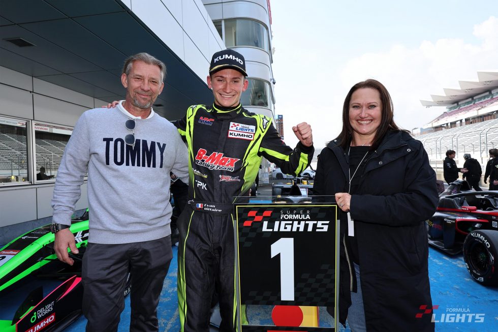 両親と喜ぶエヴァン・ジルテール