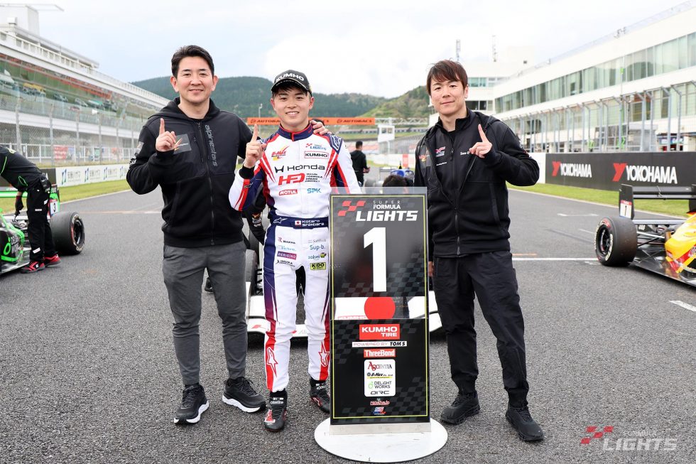 優勝を喜ぶ新原光太郎（HFDP WITH B-MAX RACING）